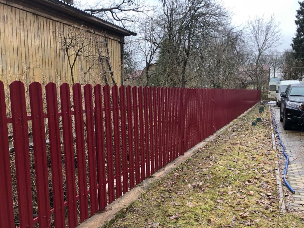 Забор из евроштакетника под дерево с покрытием Printech