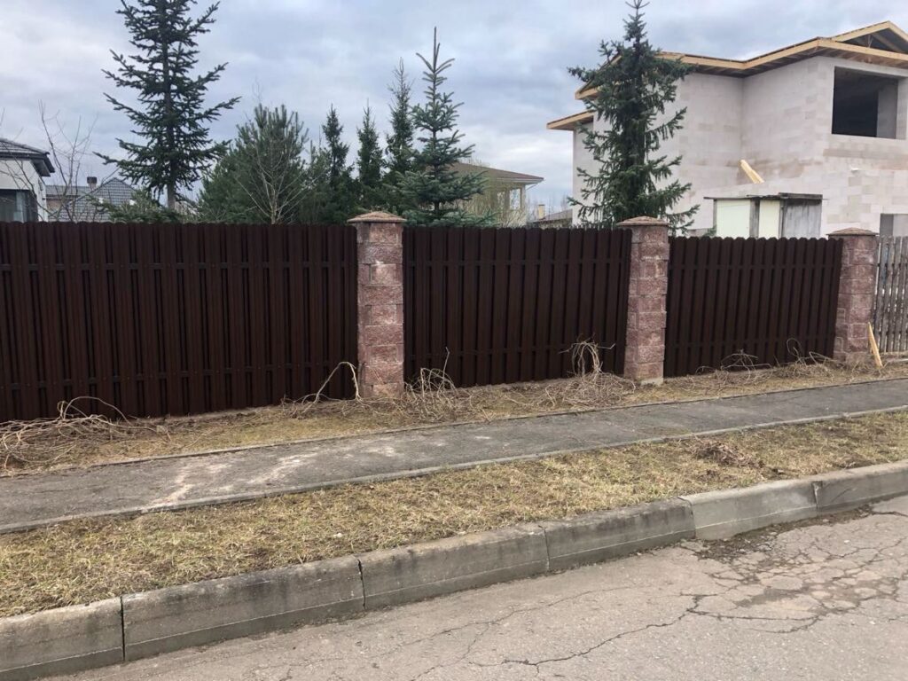 Забор из евроштакетника шахматка двусторонний